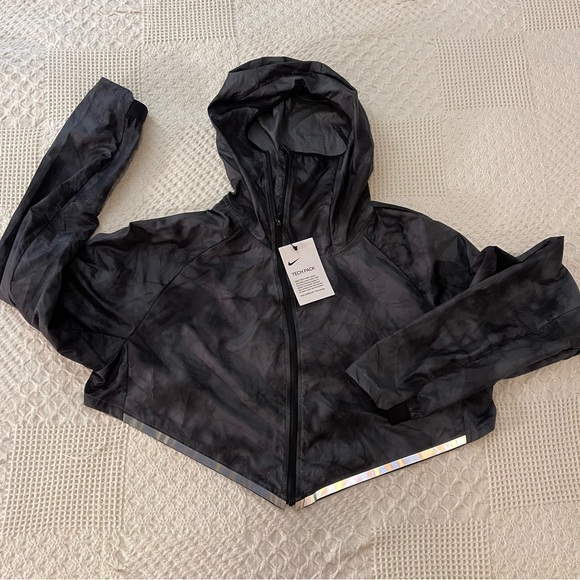 Men’s Nike Aeroloft Tech Cropped Wind Jacket
